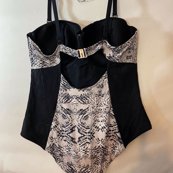 Black and Gray Swimsuit with Lime Green Piping Worn Once Size 22/24 - Picture 4 of 6